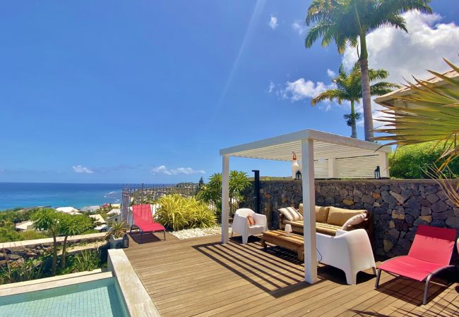 La pergola avec ses transats face à l’océan – Villa Naézora, villa 10 personnes avec piscine à Saint-Gilles-les-Bains, La Réunion