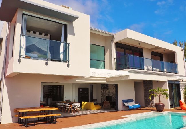 La façade de la villa avec sa piscine – Villa Naézora, villa 10 personnes avec piscine à Saint-Gilles-les-Bains, La Réunion