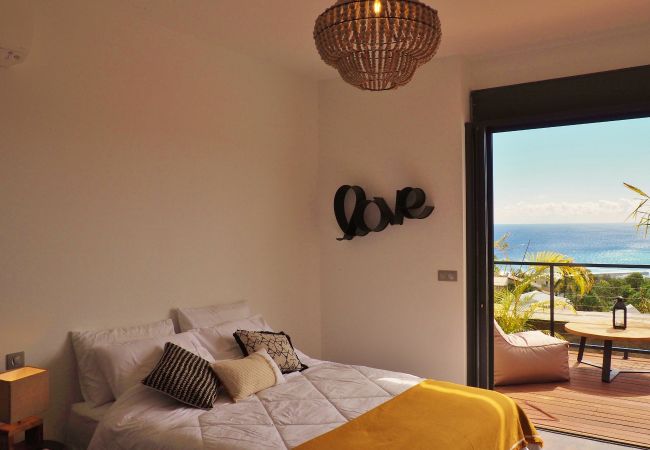 La chambre climatisée avec lit double ouverte sur la terrasse et l’océan – Villa Naézora, villa 10 personnes avec piscine à Saint-Gilles-les-Bains, La Réunion