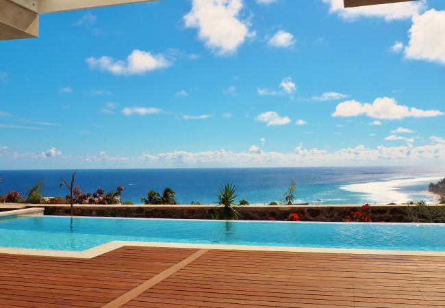 La piscine à débordement face à l’océan – Villa Naézora, villa 10 personnes avec piscine à Saint-Gilles-les-Bains, La Réunion